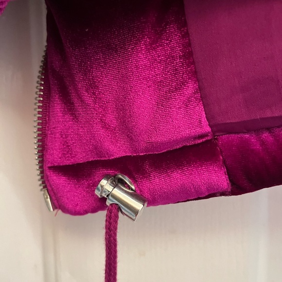 NWT quilted velvety jacket with hood and zipper. Adjustable at bottom size M - Picture 12 of 13